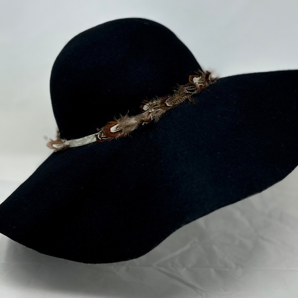 Olive & Pique black felt hat floppy wide rim feather band - Picture 3 of 5
